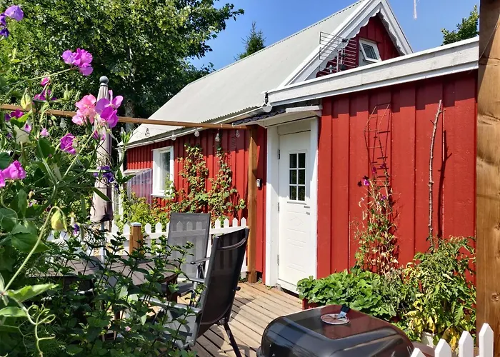 Lillstugan - Centralt Och Havsnaera I Lugnt Villomrade