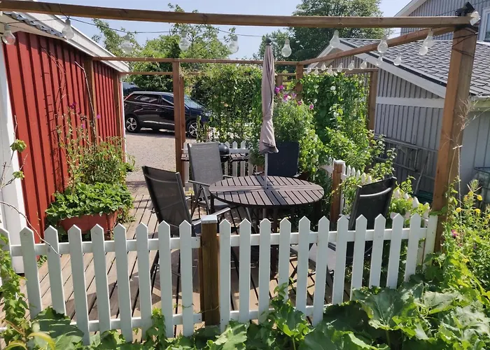 Lillstugan - Centralt Och Havsnaera I Lugnt Villomrade